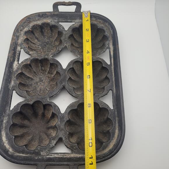 Vintage Cast Iron 6 Well Turks Head Gem Mold Pan Corn Bread Rustic Bakeware - Picture 10 of 12